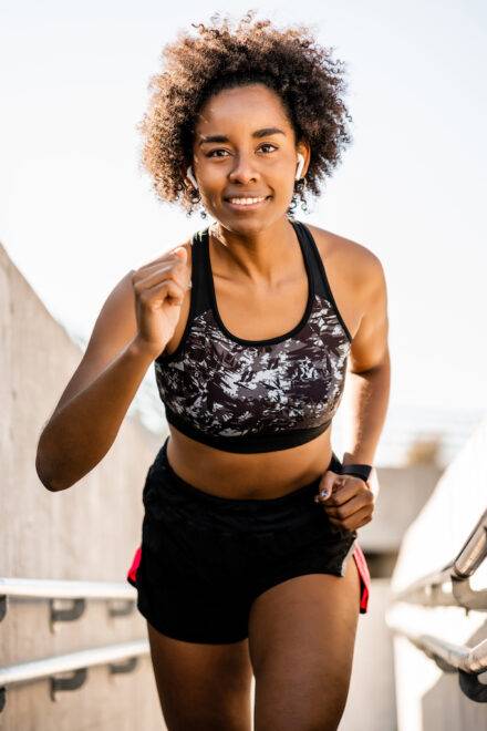 afro-athlete-woman-running-outdoors-9CEQYM8.jpg